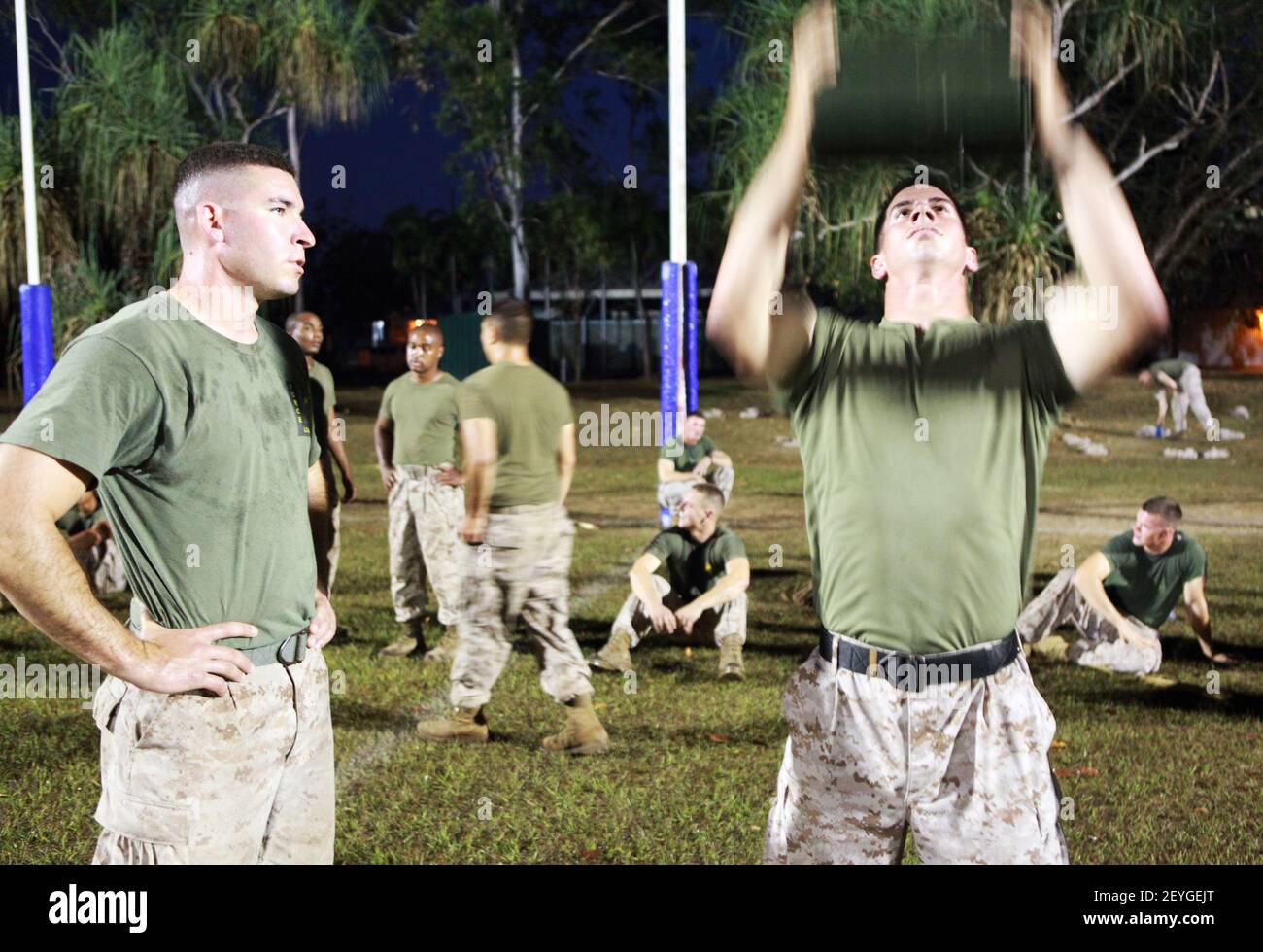 Sergent d'état-major des Marines des États-Unis Daniel Hubbert, à droite, termine la munition peut soulever une partie d'un test d'aptitude au combat comme le 1er lieutenant Mike KOPA compte les répétitions à Darwin, en Australie, le 21 août 2013. Les deux Marines ont été affectés au peloton d'armes, Compagnie Lima, 3e Bataillon, 3e Régiment maritime, Force de rotation marine-Darwin. (Photo du Sgt. Sarah Fiocco, Marine corps des États-Unis/DoD/Sipa USA) Banque D'Images