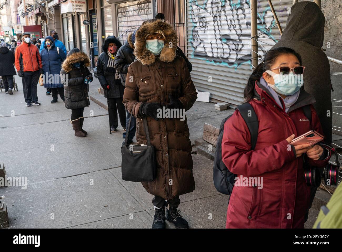 New York, États-Unis. 05e mars 2021. Les gens attendent en file d'attente au site de vaccination pop-up communautaire de l'église baptiste du Christ de Canaan à Harlem. Des sites de vaccination en incrustation ont été organisés sur commande par le gouverneur de l'État de New York Andrew Cuomo dans des quartiers pour la plupart mal desservis afin d'assurer l'équité et l'équité du processus de distribution des vaccins. L'administration du gouverneur collaborait avec SOMOS Community Care pour vacciner les gens. (Photo de Lev Radin/Pacific Press) crédit: Pacific Press Media production Corp./Alay Live News Banque D'Images