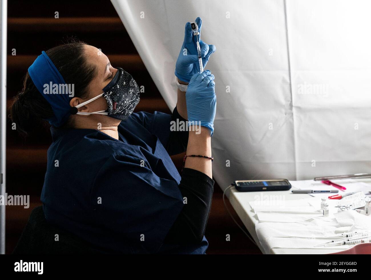 New York, États-Unis. 05e mars 2021. L'infirmière prépare les seringues avec un vaccin au site de vaccination communautaire à l'église baptiste du Christ de Canaan, à Harlem. Des sites de vaccination en incrustation ont été organisés sur commande par le gouverneur de l'État de New York Andrew Cuomo dans des quartiers pour la plupart mal desservis afin d'assurer l'équité et l'équité du processus de distribution des vaccins. L'administration du gouverneur collaborait avec SOMOS Community Care pour vacciner les gens. (Photo de Lev Radin/Pacific Press) crédit: Pacific Press Media production Corp./Alay Live News Banque D'Images