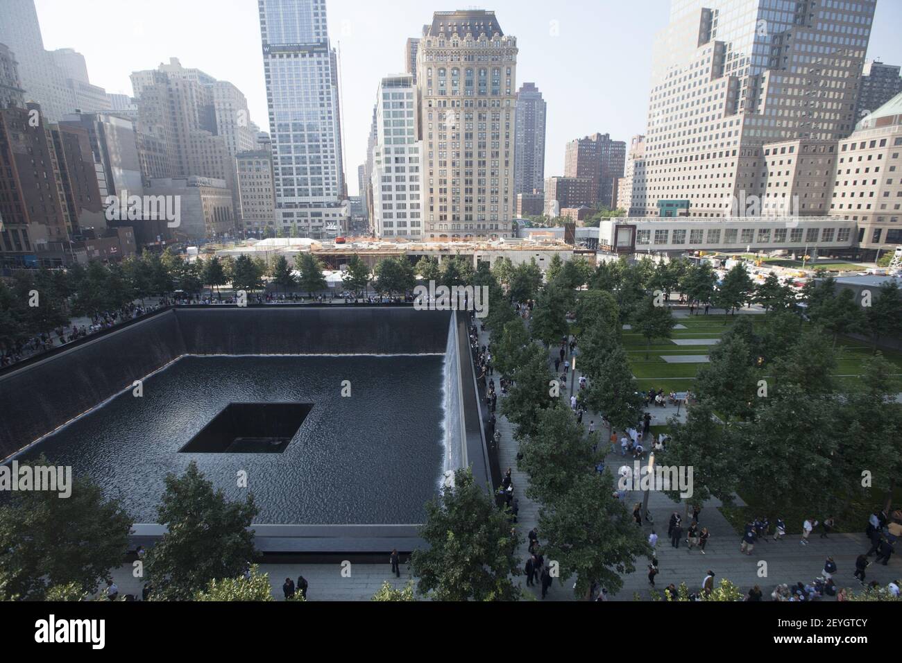 Les membres de la famille des victimes voient des noms le long de la piscine à réflexion sud au Mémorial du 9/11 septembre, lors des cérémonies marquant le 12e anniversaire des attaques de 9/11 contre le World Trade Center à New York, le 11 septembre 2013. (Photo d'Allan Tannenbaum/Pool/Sipa USA) Banque D'Images