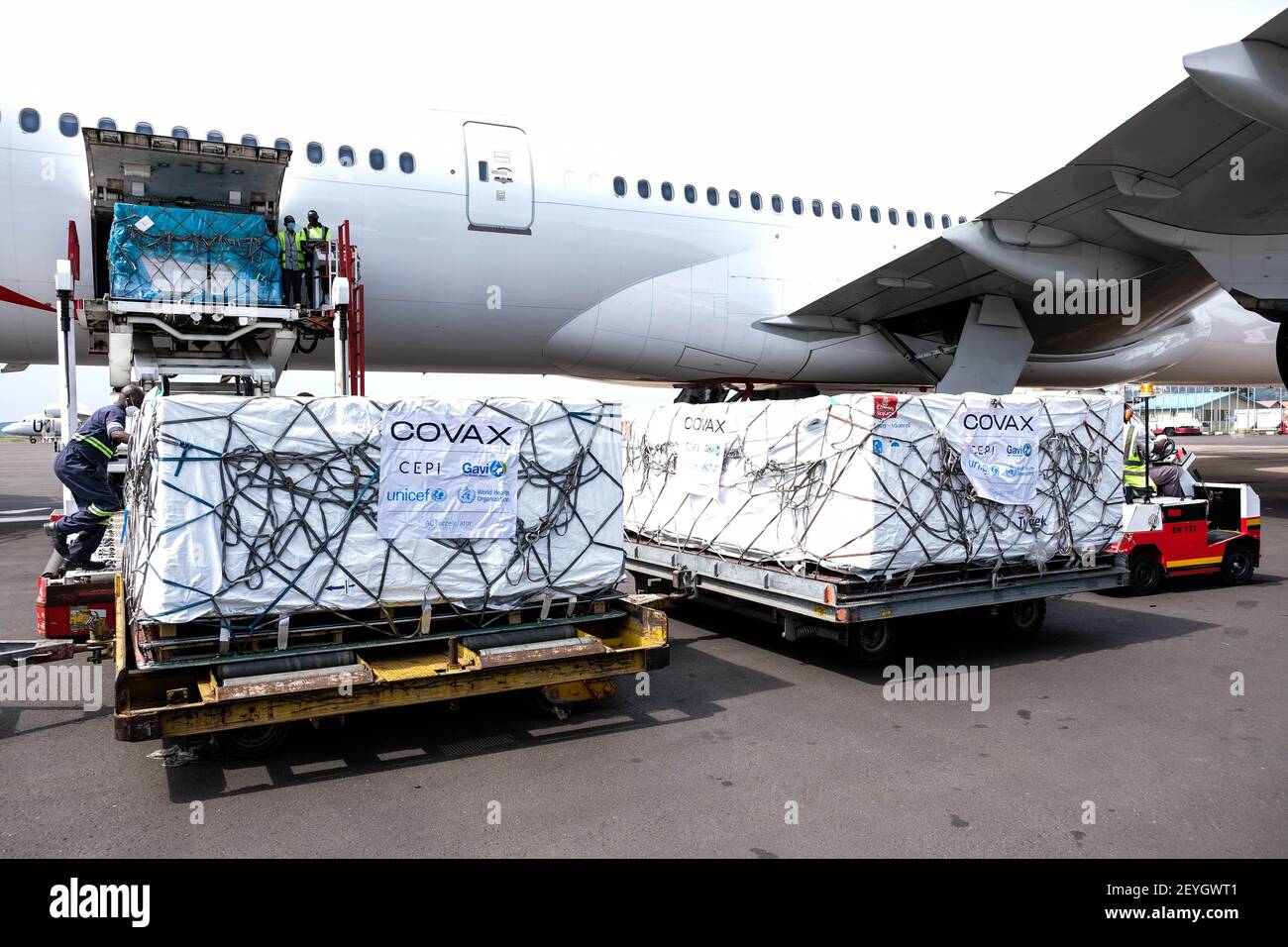 Entebbe. 5 mars 2021. La photo prise le 5 mars 2021 montre que les vaccins AstraZeneca-Oxford du programme de partage de vaccins COVAX sont déchargés d'un avion à l'aéroport international d'Entebbe, en Ouganda. L'Ouganda a reçu vendredi le premier lot de vaccins COVID-19 de l'installation de COVAX. Credit: Hajarah Nalwadda/Xinhua/Alamy Live News Banque D'Images