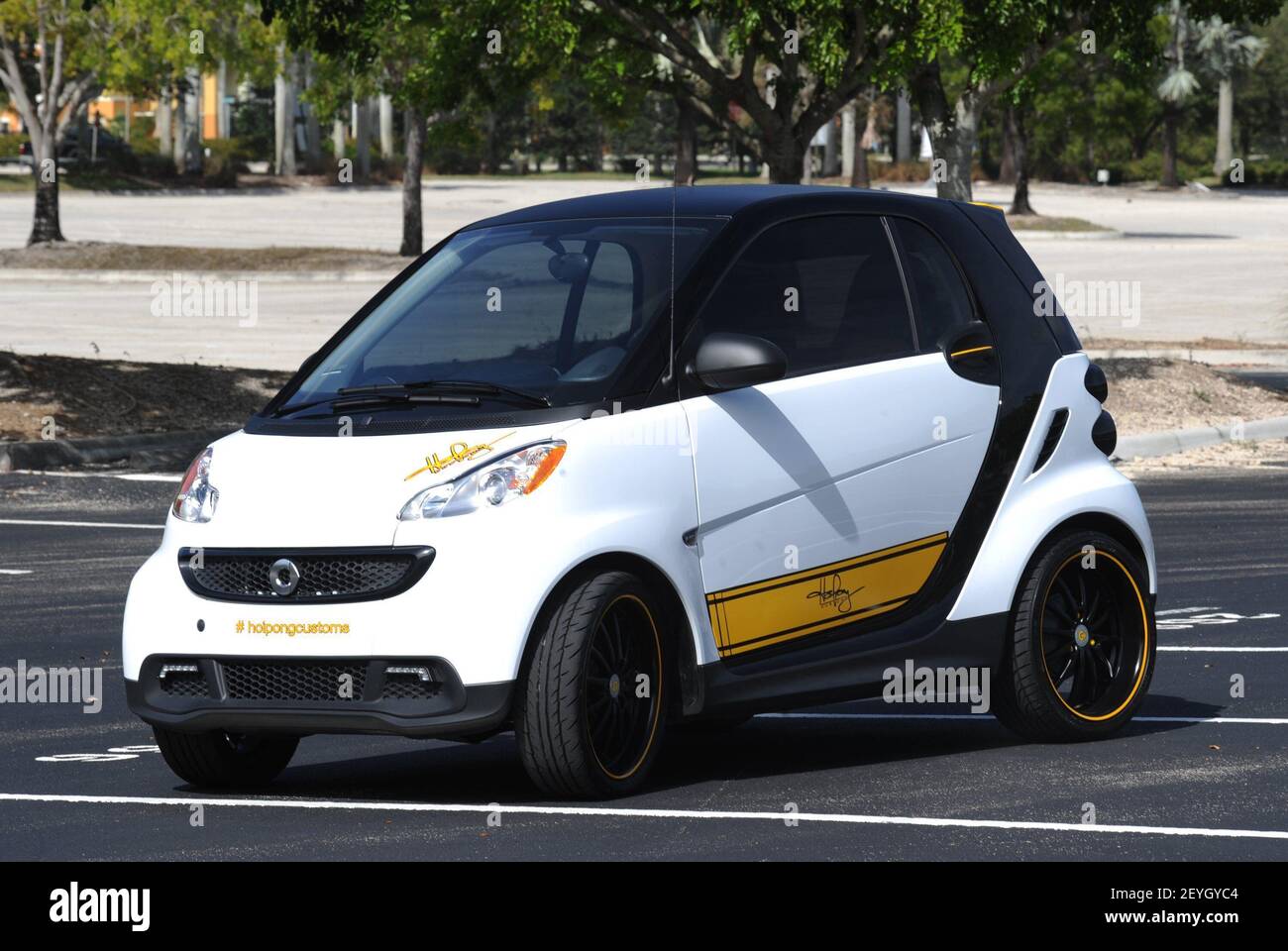 Craig Hoi pong, propriétaire d'un magasin de voitures sur mesure, a  personnalisé sa Smart car avec de nouvelles roues et une carrosserie  abaissée. Sa voiture est montrée à Sunrise, Floride. (Photo de