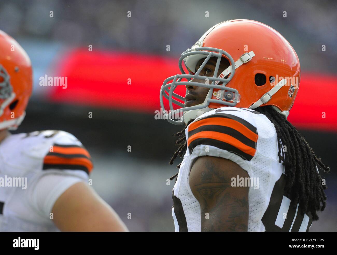 Travis Benjamin, grand récepteur des Cleveland Browns, regarde l'horloge et le tableau de bord tard dans le jeu, tandis que les Baltimore Ravens épingler les Browns à la fin le dimanche 15 septembre 2013, à Baltimore, Maryland. (Photo de Doug Kapustin/MCT/Sipa USA) Banque D'Images