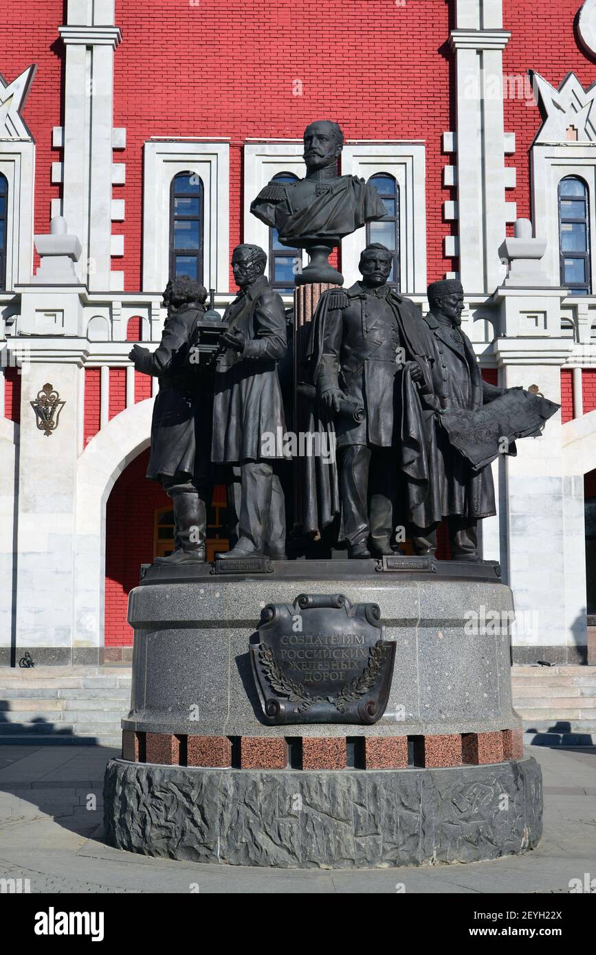 Moscou, Russie - 14 mars 2016. Monument aux fondateurs du chemin de fer russe sur fond de la gare de Kazansky Banque D'Images