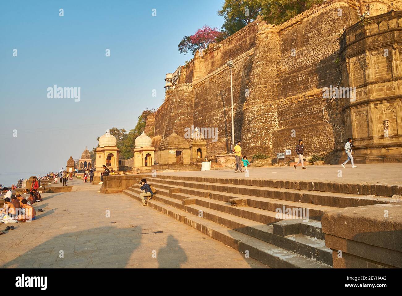 Le Maheshwar Ghats, ou promenade face à la rivière qui a des connotations saintes et culturelles, comme la rivière Narmada est considérée comme sacrée. Banque D'Images