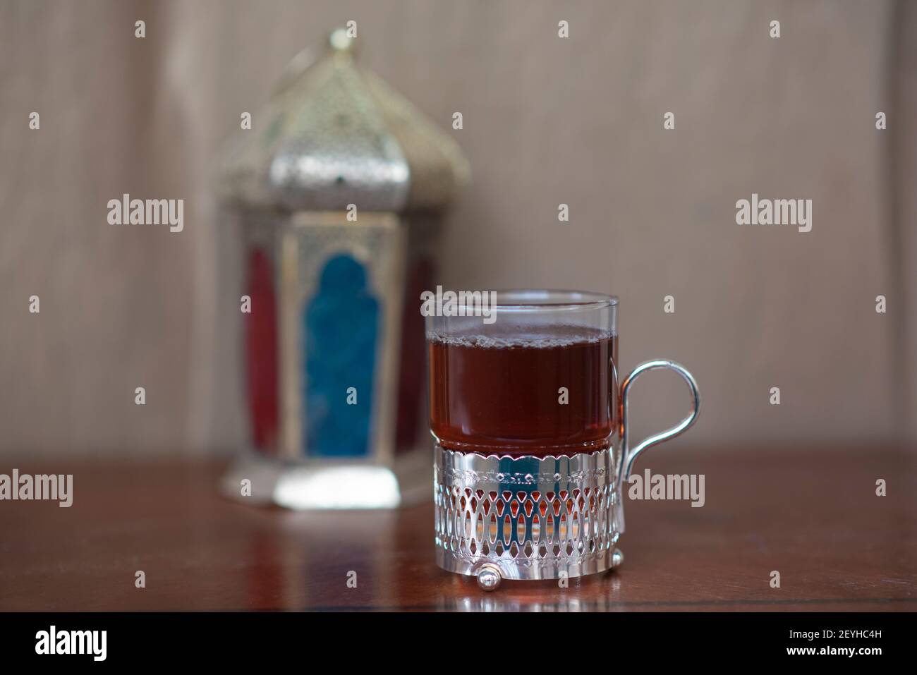 Lanterne de Ramadan avec une tasse de thé Banque D'Images