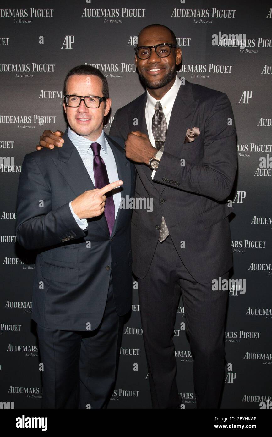 Le PDG Audemars Piguet François-Henry Bennahmias et Lebron James assistent  au lancement de la fête de la montre Lebron James New Audemars Piguet le 27  septembre 2013 à Miami Beach, Floride. (Photo