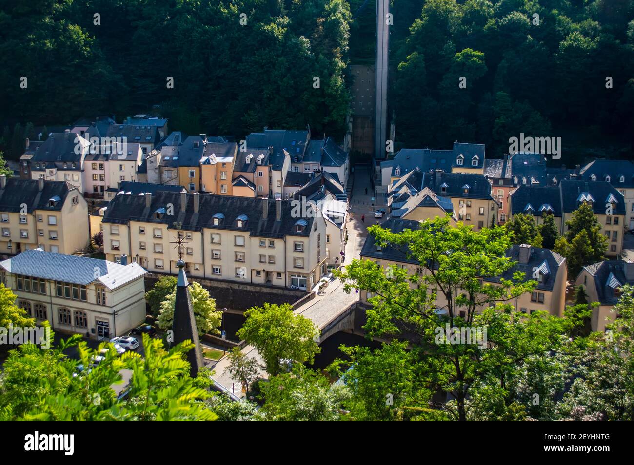 Luxembourg, Luxembourg - 15 juillet 2019 : maisons typiques avec toits gris dans la vieille ville de Luxembourg en Europe Banque D'Images