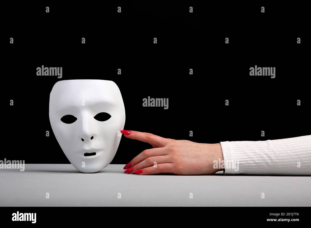Le masque est un symbole de duplicité amovible après le travail dans sociétés Banque D'Images