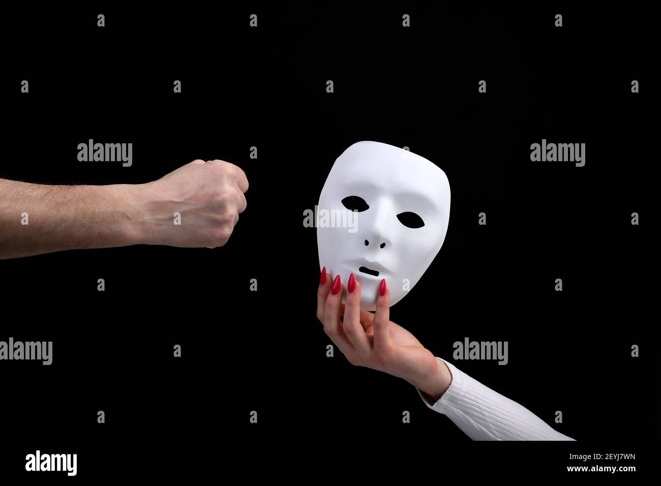 Le masque est un symbole de duplicité amovible après le travail dans sociétés Banque D'Images