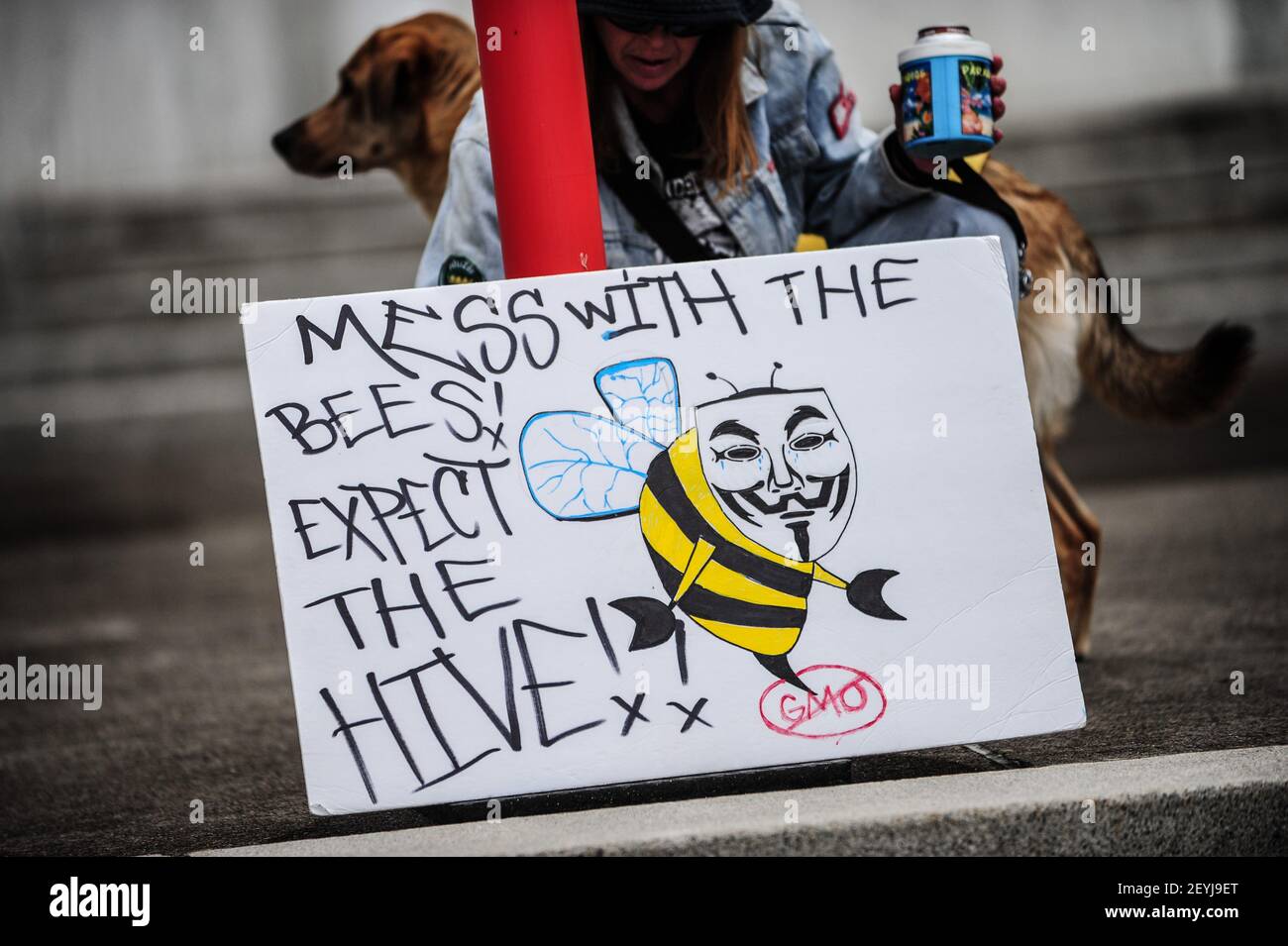 Les manifestants ont défilé et se sont rassemblés au Capitole contre Monsanto et les OGM lors de la Journée mondiale de l'alimentation. Le 2 octobre, l'Oregon a adopté la loi de protection Monsanto qui empêche essentiellement les comtés et les municipalités d'interdire les cultures OGM. Une abeille portant un masque anonyme sur un écriteau lors d'une manifestation contre Monsanto et les OGM. (Photo par Alex Milan Tracy/Sipa USA) Banque D'Images