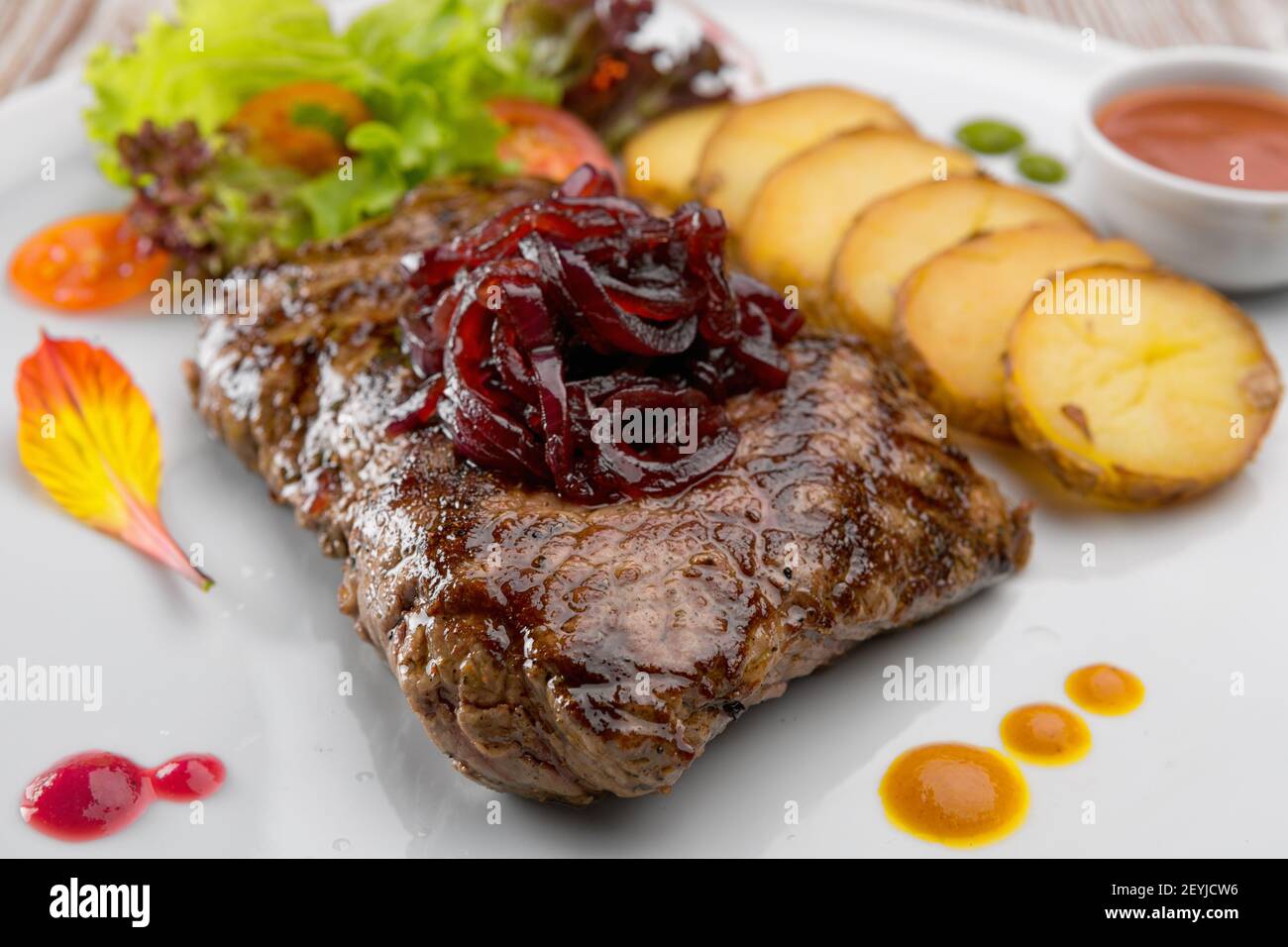 Viande Steak avec pommes de terre sur une assiette blanche Banque D'Images