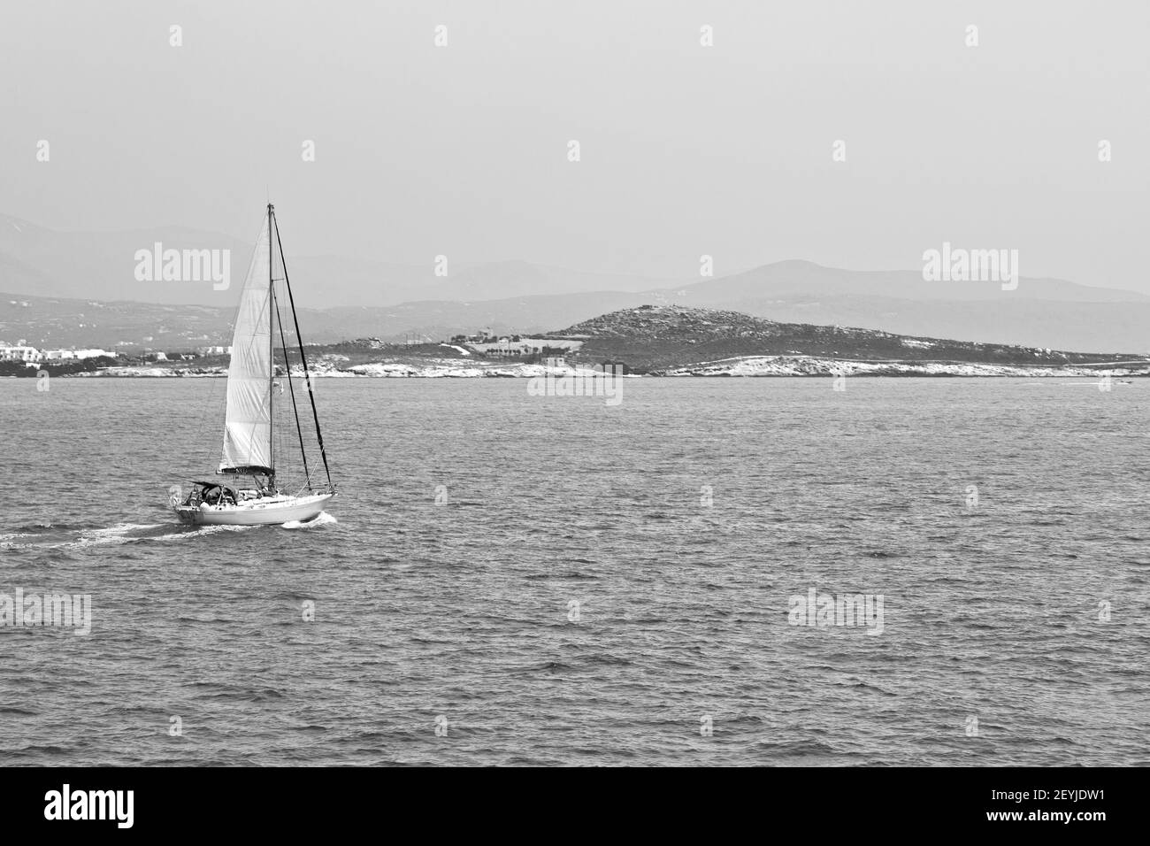 Voile près de la colline et des rochers sur la plage d'été à europe grèce île de santorin Banque D'Images