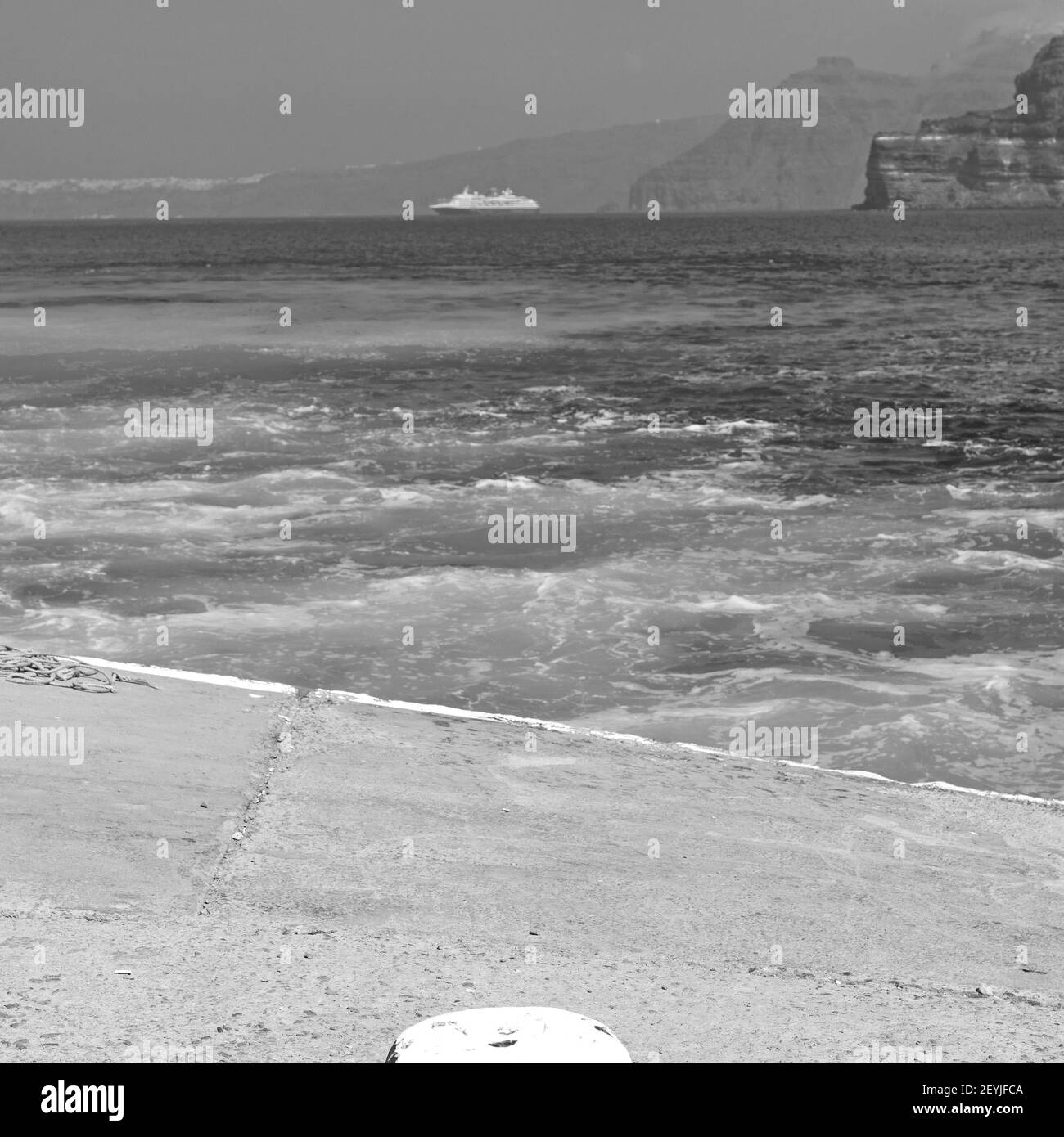 Colline et rochers sur la plage Banque D'Images