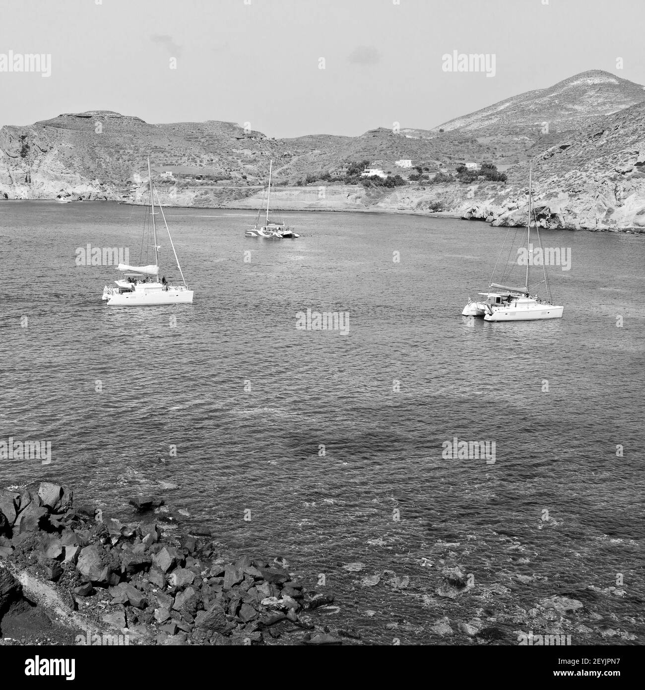 Colline et rochers sur la plage d'été en europe grèce île de santorin Banque D'Images
