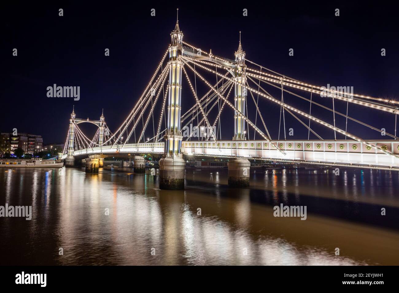 Royaume-Uni, Angleterre, Londres, Battersea, Albert Bridge de nuit sur la Tamise Banque D'Images