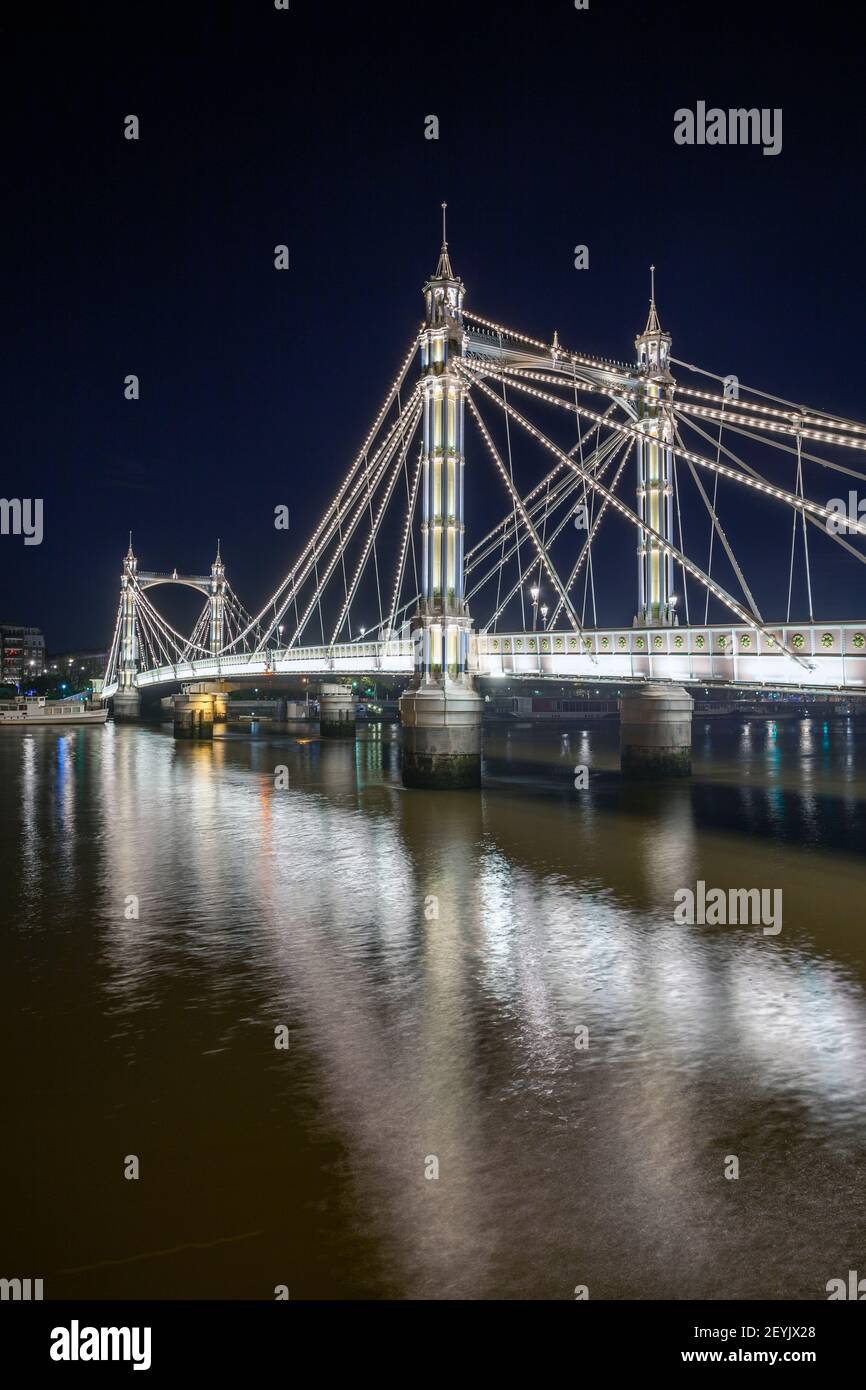 Royaume-Uni, Angleterre, Londres, Battersea, Albert Bridge de nuit sur la Tamise Banque D'Images