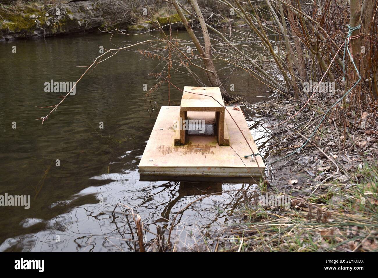 Caisse en bois pour contrôler et conserver la population de visons européens. L'animal passe à l'intérieur en laissant ses empreintes. Rive de la rivière Cidacos, la Rioj Banque D'Images