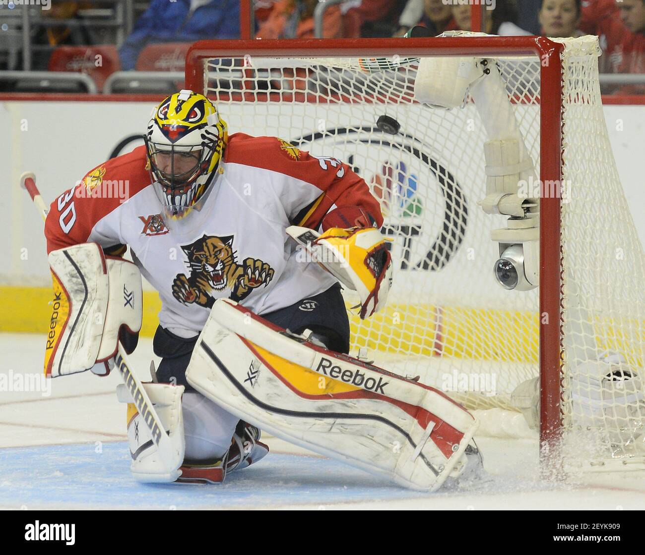 Un tir du défenseur des capitales de Washington John Carlson bat le gardien de but de Florida Panthers Scott Clemmensen (30) pour un but dans la deuxième période au centre Verizon à Washington, D.C., le samedi 2 novembre 2013. (Photo par Chuck Myers/MCT/Sipa USA) Banque D'Images