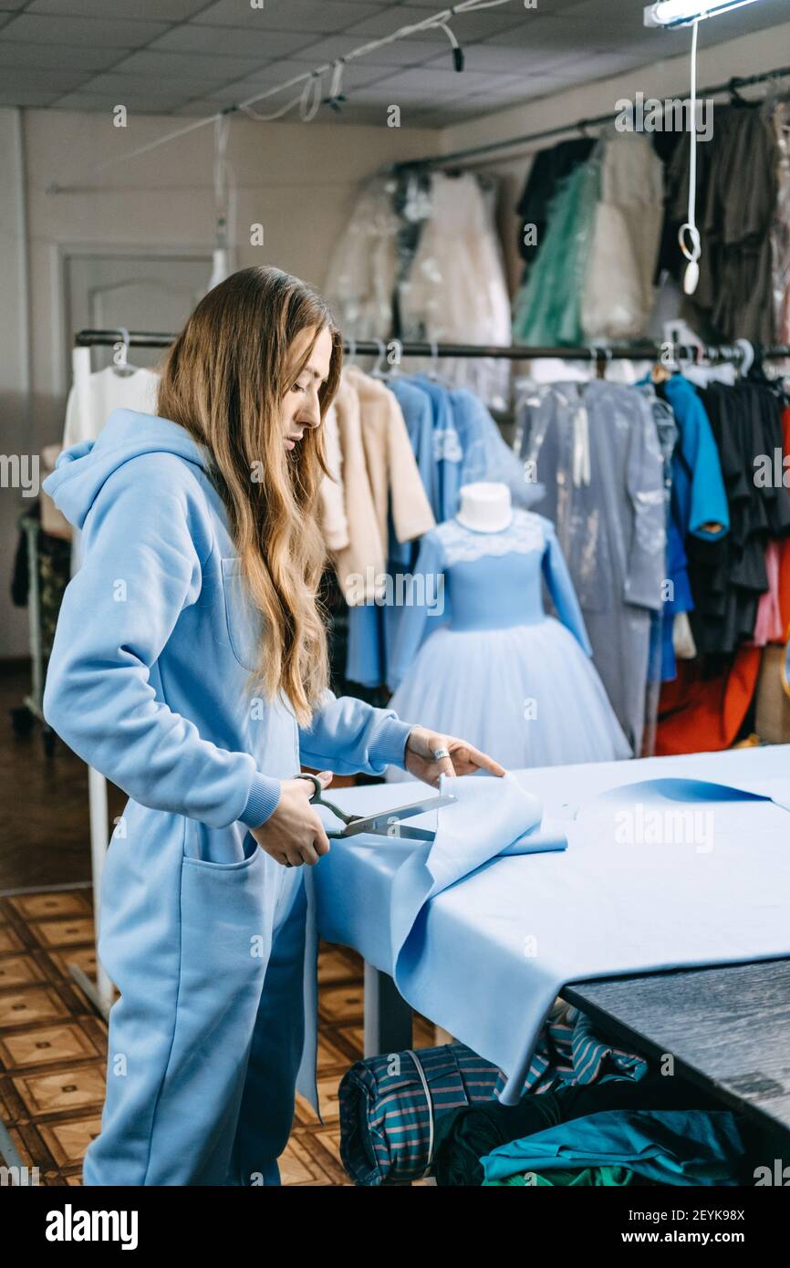 Petite entreprise, designer de mode, travail sur mesure, coiffeuse de lieu  de travail. Portrait en forme de chande créateur de mode créant une tenue,  tailleur de la robe à ragoûts sur le