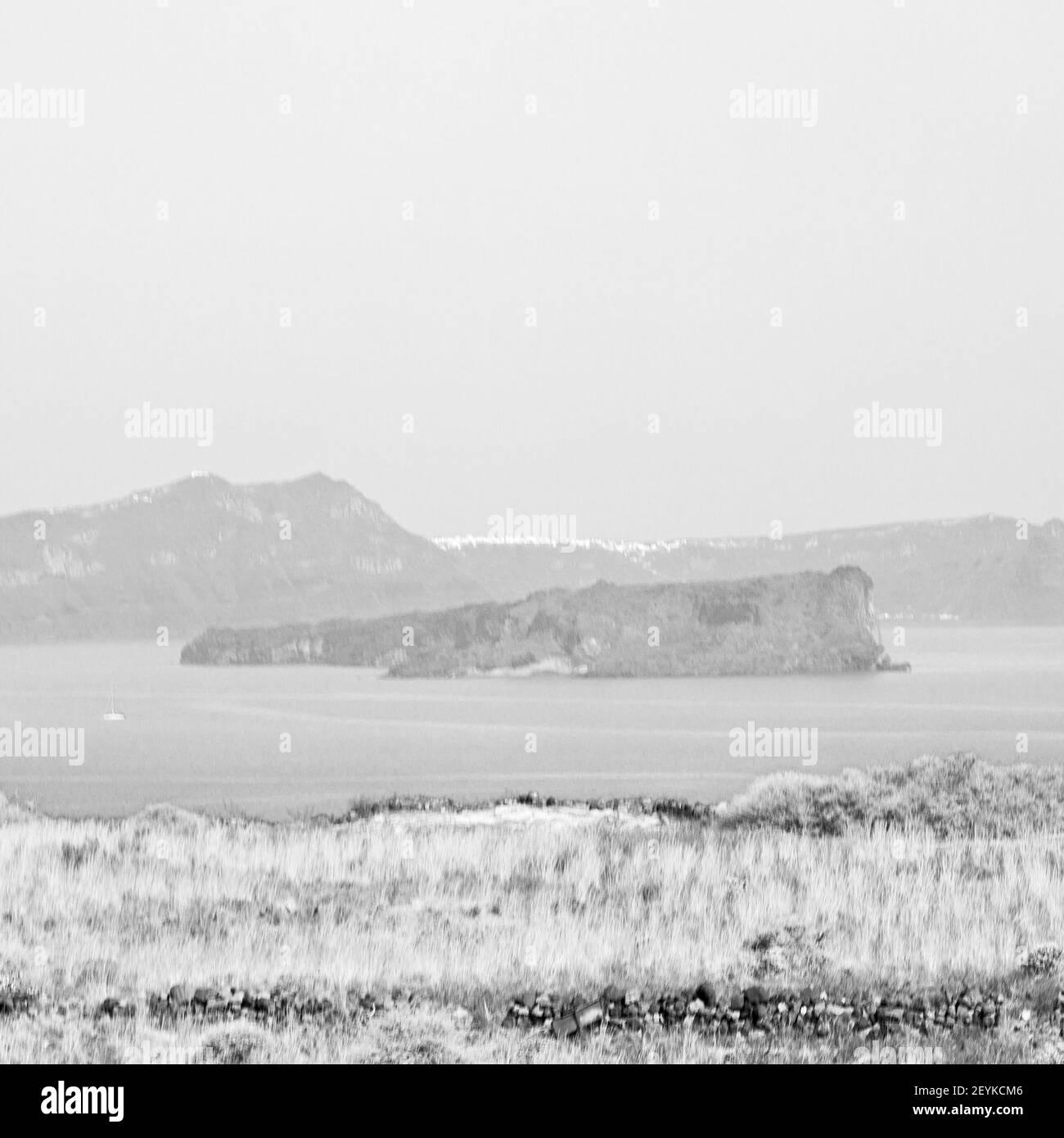 Colline et rochers sur la plage d'été en europe grèce île de santorin Banque D'Images