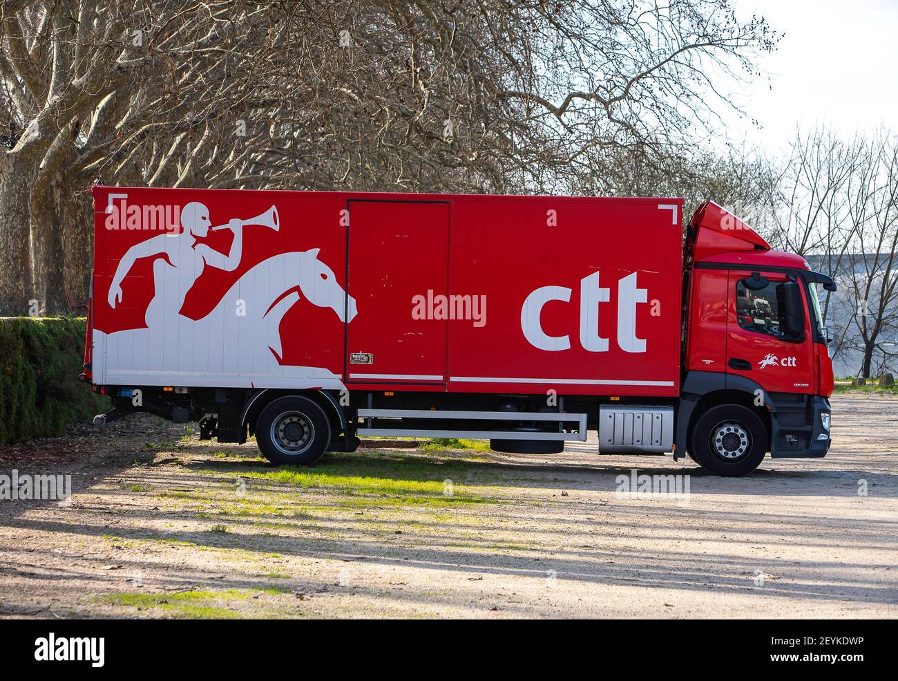 Ponte de Lima, Portugal - 06 février 2020: CTT courrier camion rouge garée, CTT est un courrier portugais Banque D'Images
