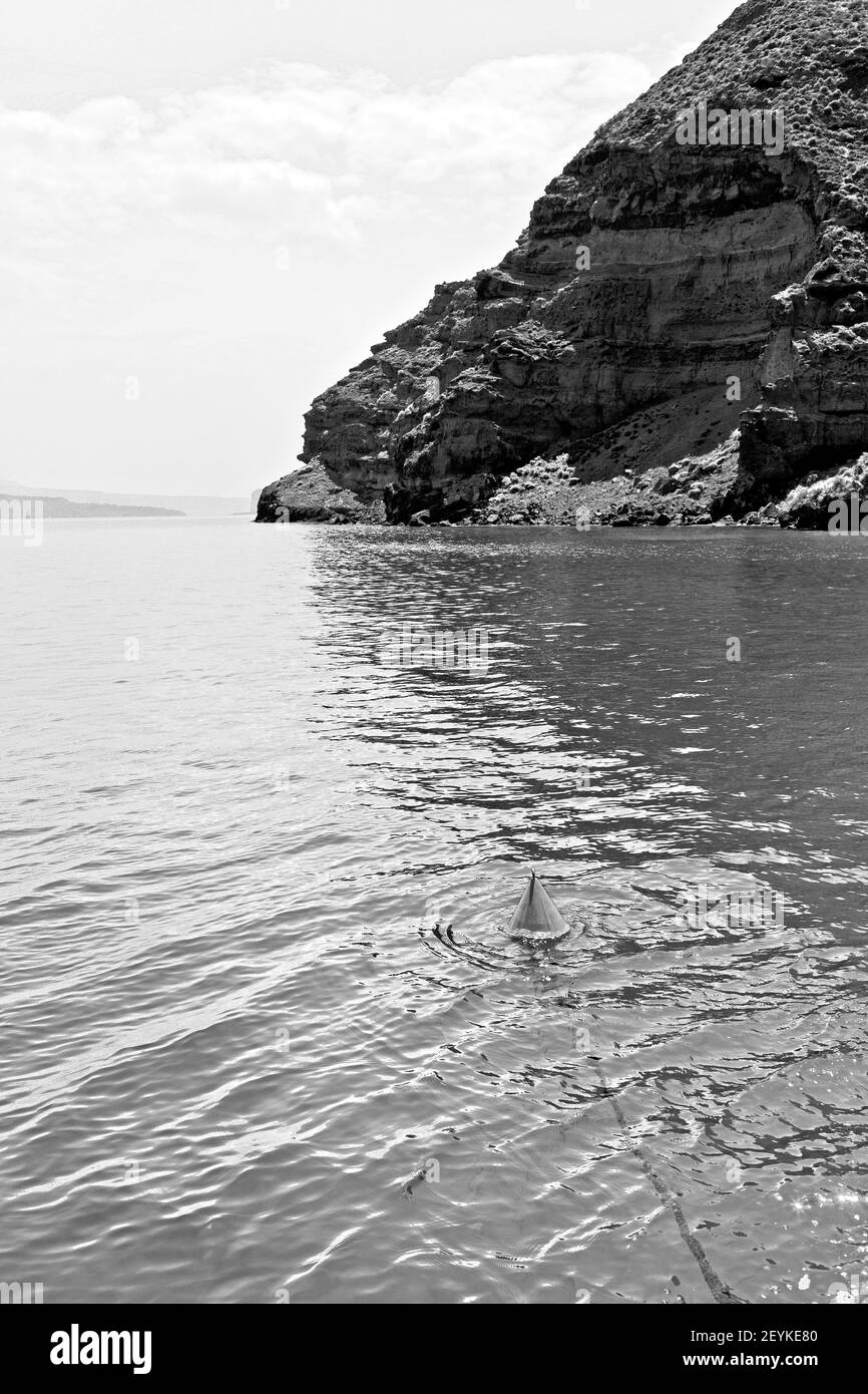 Colline et rochers sur la plage d'été en europe grèce île de santorin Banque D'Images