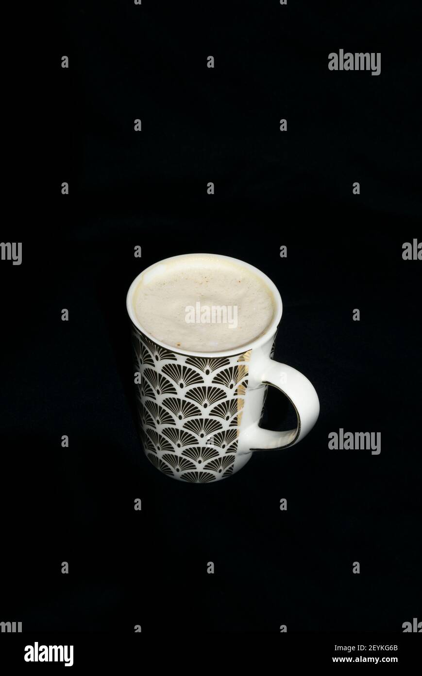 Café mousseux dans un mug au design art déco Banque D'Images