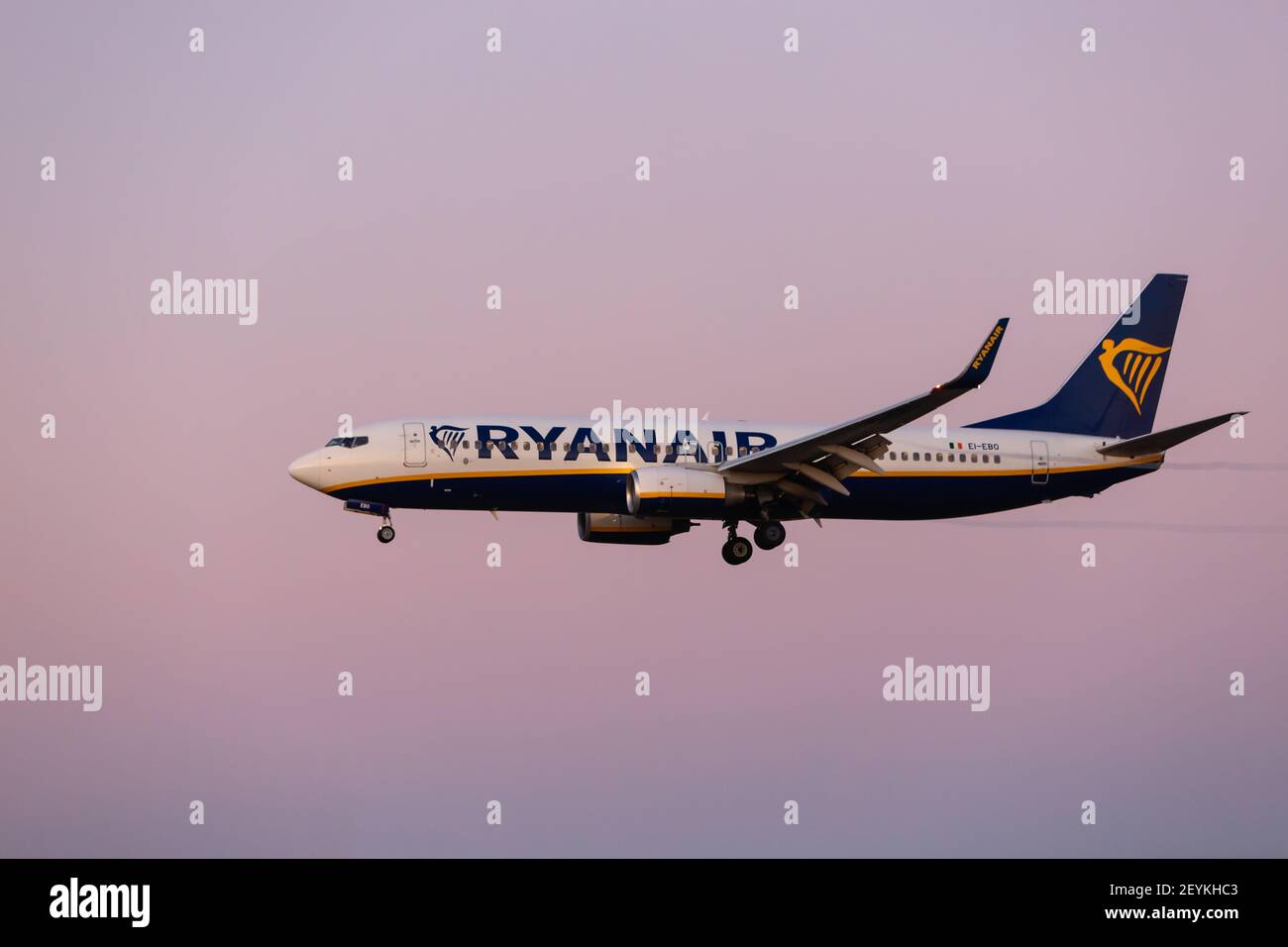 Porto, Portugal - 27 juillet 2019: EI-EBO Ryanair Boeing 737-8AS dans l'air au-dessus de l'aéroport de Porto Ryanair est un transporteur aérien irlandais à bas prix. Banque D'Images