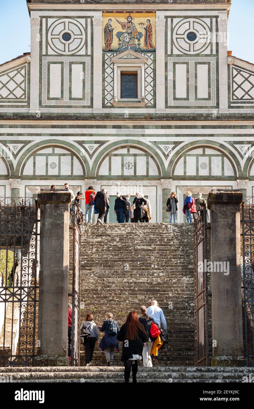 Florence, Italie - 2021, février 21: Les touristes grimpent les marches menant à l'église de San Miniato al Monte Banque D'Images