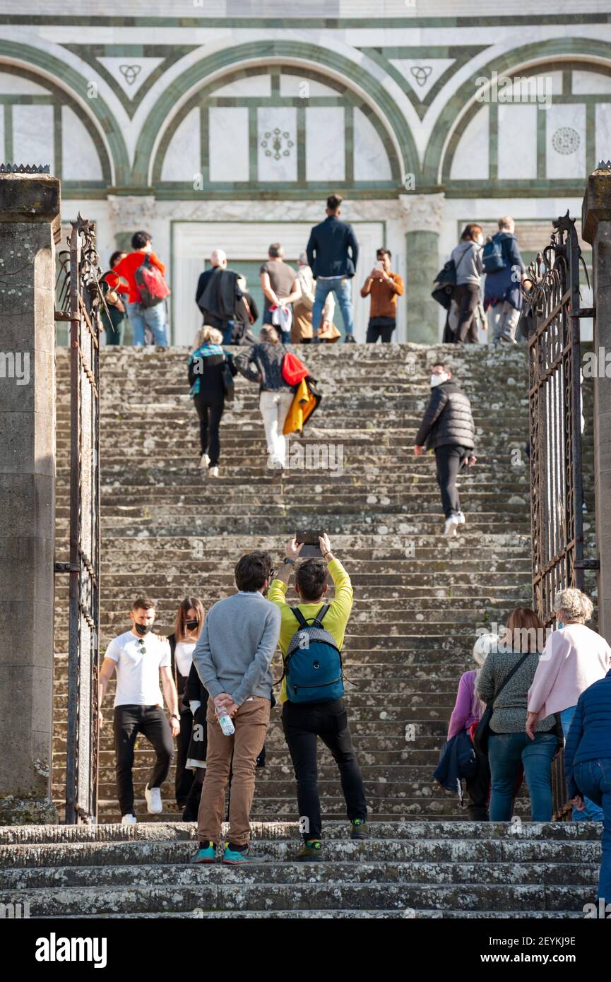 Florence, Italie - 2021, février 21: Les touristes grimpent les marches menant à l'église de San Miniato al Monte Banque D'Images