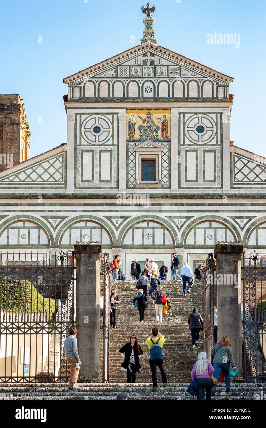 Florence, Italie - 2021, février 21: Les touristes grimpent les marches menant à l'église de San Miniato al Monte. Banque D'Images