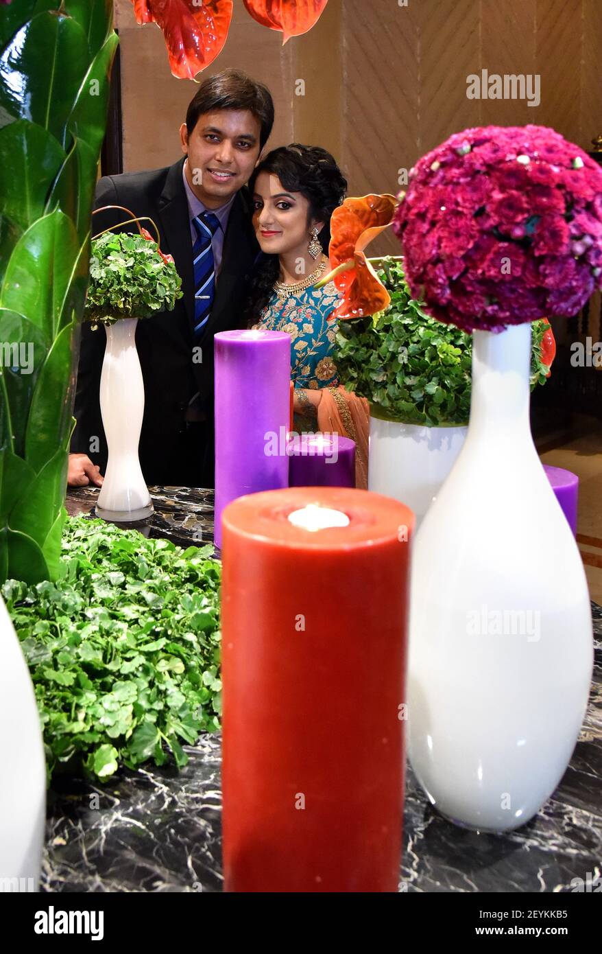 Les jeunes couples ont le plaisir de prendre des photos avant leur mariage dans l'hôtel cinq étoiles de la ville de Kolkata. Banque D'Images