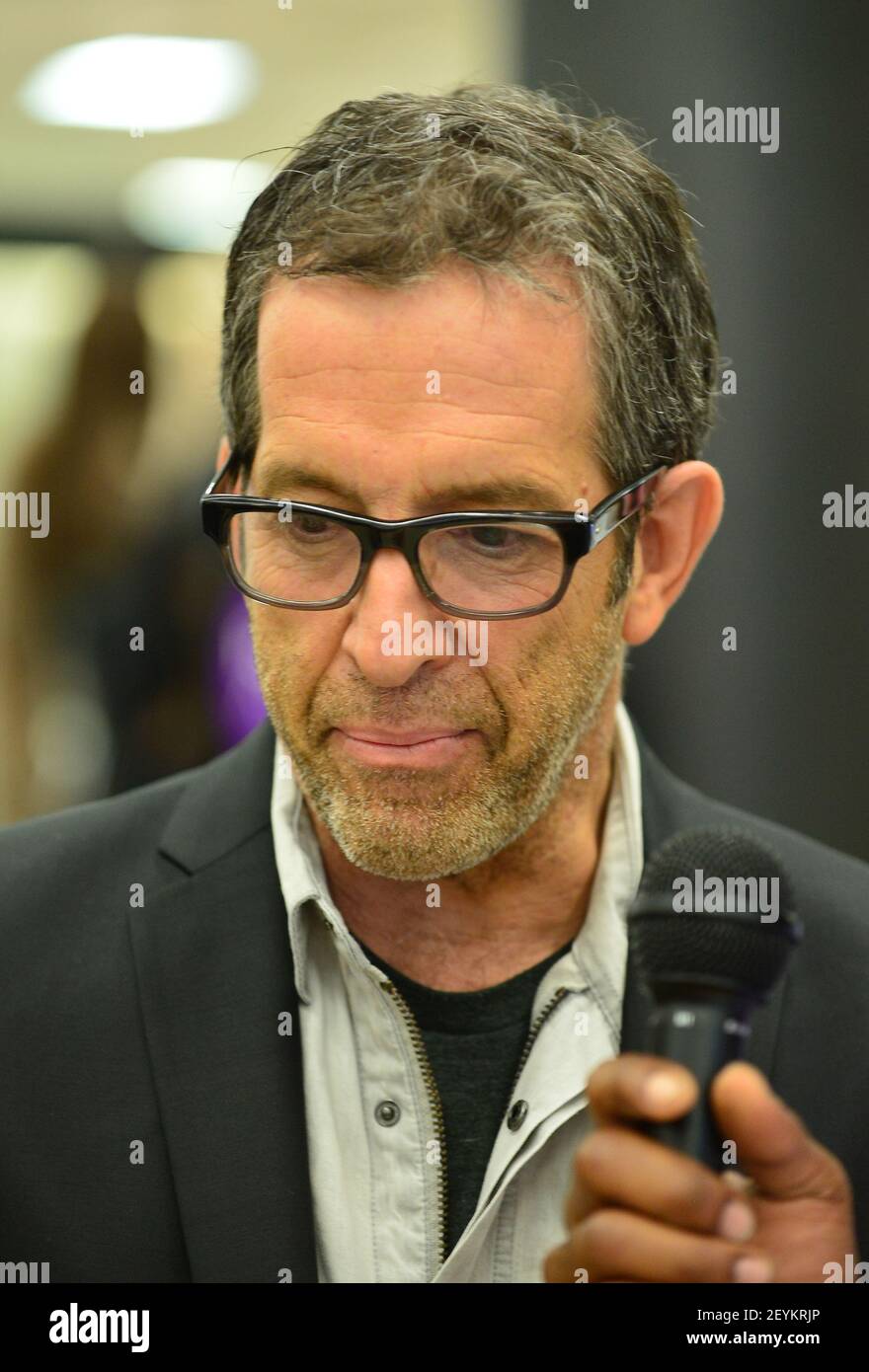 Le styliste de mode Kenneth Cole assiste et signe des copies de son livre « This is A Kenneth Cole production » au centre commercial Bloomingdales Aventura Mall à Miami, Floride, le 9 novembre 2013. (Photo de JL/Sipa USA) Banque D'Images