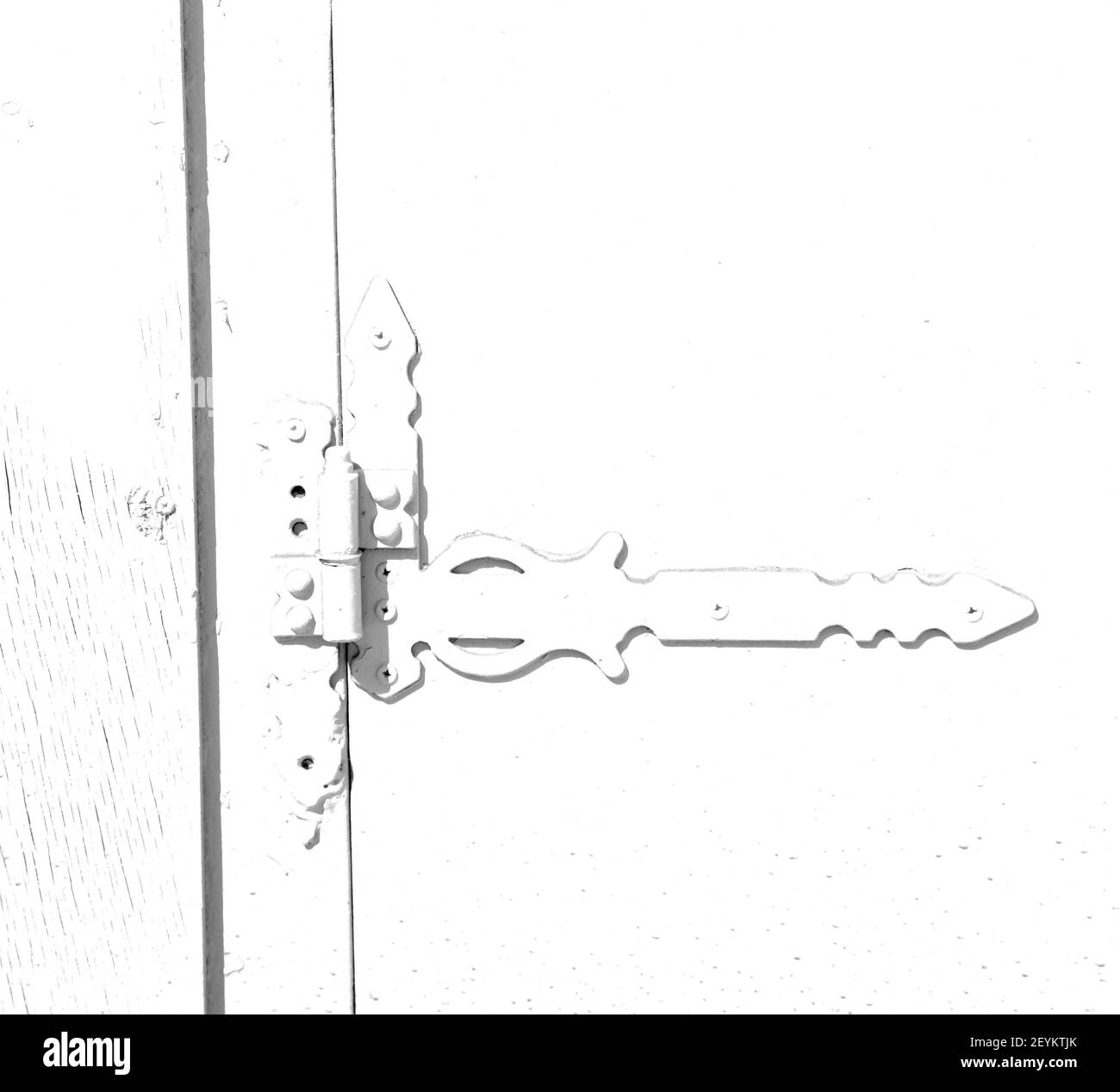 Dans l'ancien mur une fenêtre à charnières en bois bleu et métal rouillé Banque D'Images