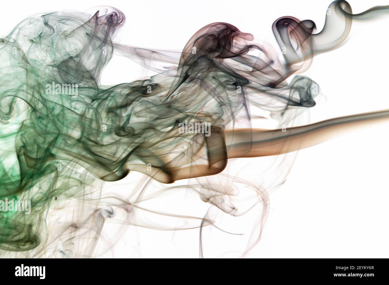 Arrière-plan abstrait de la courbe de fumée marron clair isolé sur fond blanc Banque D'Images