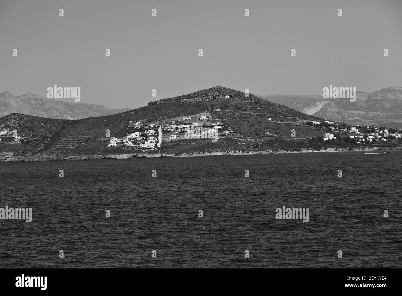 Voile près de la colline et des rochers sur la plage d'été à europe grèce île de santorin Banque D'Images