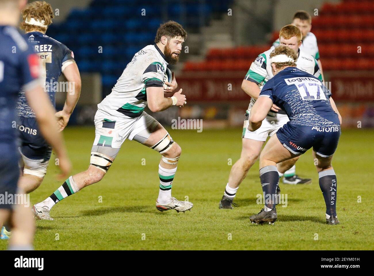 MANCHESTER, ROYAUME-UNI. 5 MARS Greg Peterson de Newcastle Falcons court à Ross Harrison de sale Sharks lors du match de Premiership Gallagher entre sale Sharks et Newcastle Falcons au stade AJ Bell, Eccles, le vendredi 5 mars 2021. (Crédit : Chris Lishman | MI News ) Banque D'Images