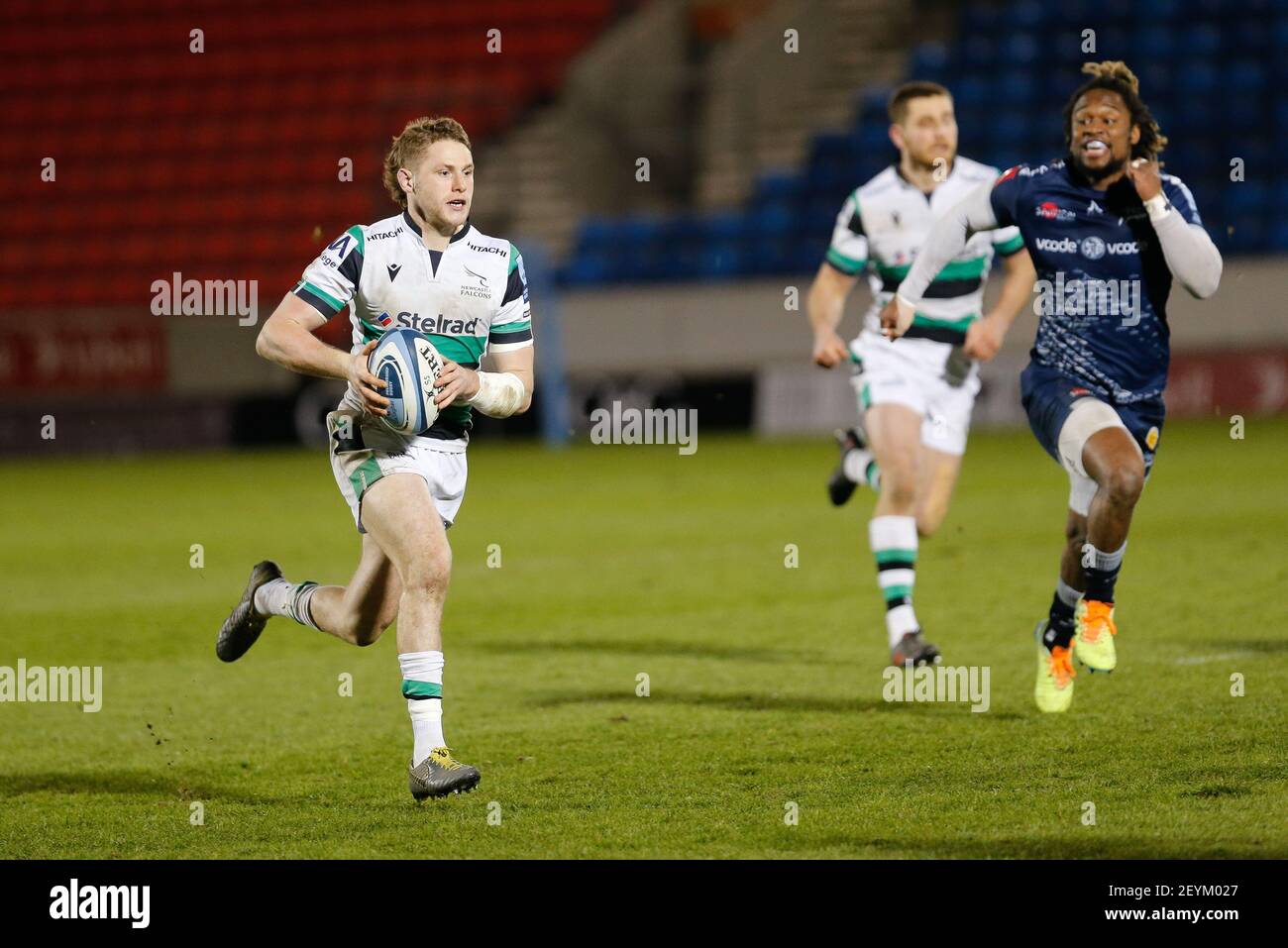 MANCHESTER, ROYAUME-UNI. 5 MARS Tom Penny, de Newcastle Falcons, se décompose de la ligne avec Marland Yarde à la poursuite du match Gallagher Premiership entre sale Sharks et Newcastle Falcons au stade AJ Bell, Eccles, le vendredi 5 mars 2021. (Crédit : Chris Lishman | MI News ) Banque D'Images