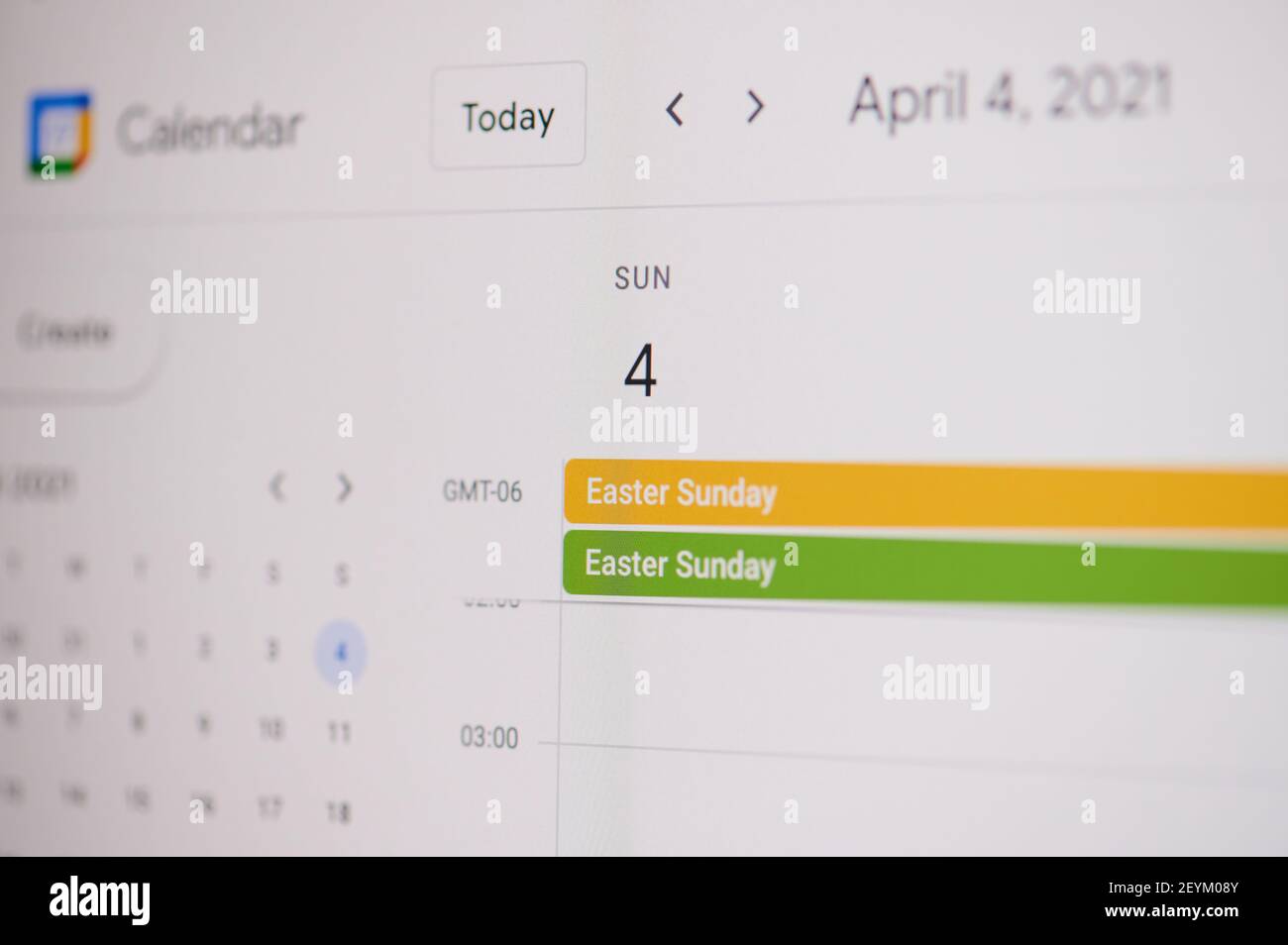 New york, Etats-Unis - 17 février 2021: Dimanche de Pâques 4 avril sur google calendrier sur l'écran d'ordinateur portable vue rapprochée. Banque D'Images