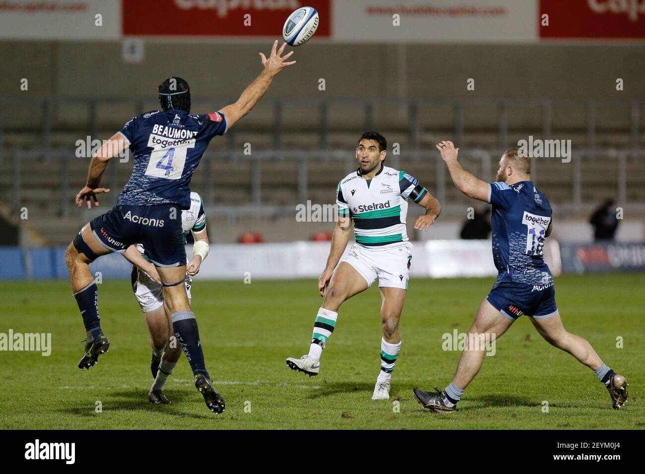 MANCHESTER, ROYAUME-UNI. 5 MARS Matias Orlando de Newcastle Falcons chips en avant sous la pression de Josh Beaumont de sale Sharks lors du match Gallagher Premiership entre sale Sharks et Newcastle Falcons au stade AJ Bell, Eccles, le vendredi 5 mars 2021. (Crédit : Chris Lishman | MI News ) Banque D'Images