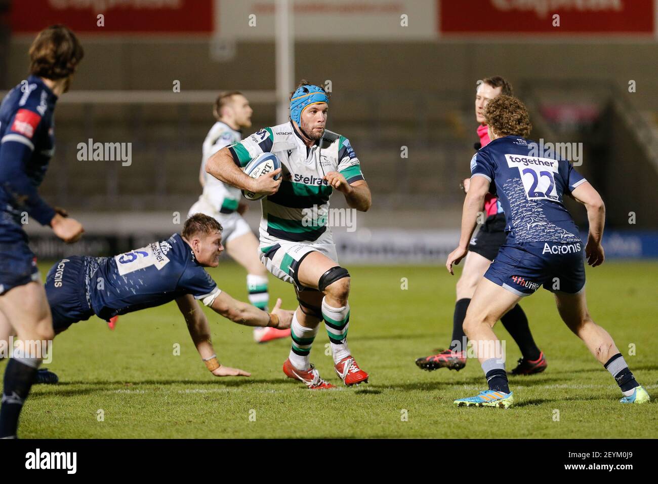 MANCHESTER, ROYAUME-UNI. 5 MARS Marco Fuser de Newcastle Falcons prend Robert du Preez de sale Sharks lors du match Gallagher Premiership entre sale Sharks et Newcastle Falcons au stade AJ Bell, Eccles, le vendredi 5 mars 2021. (Crédit : Chris Lishman | MI News ) Banque D'Images