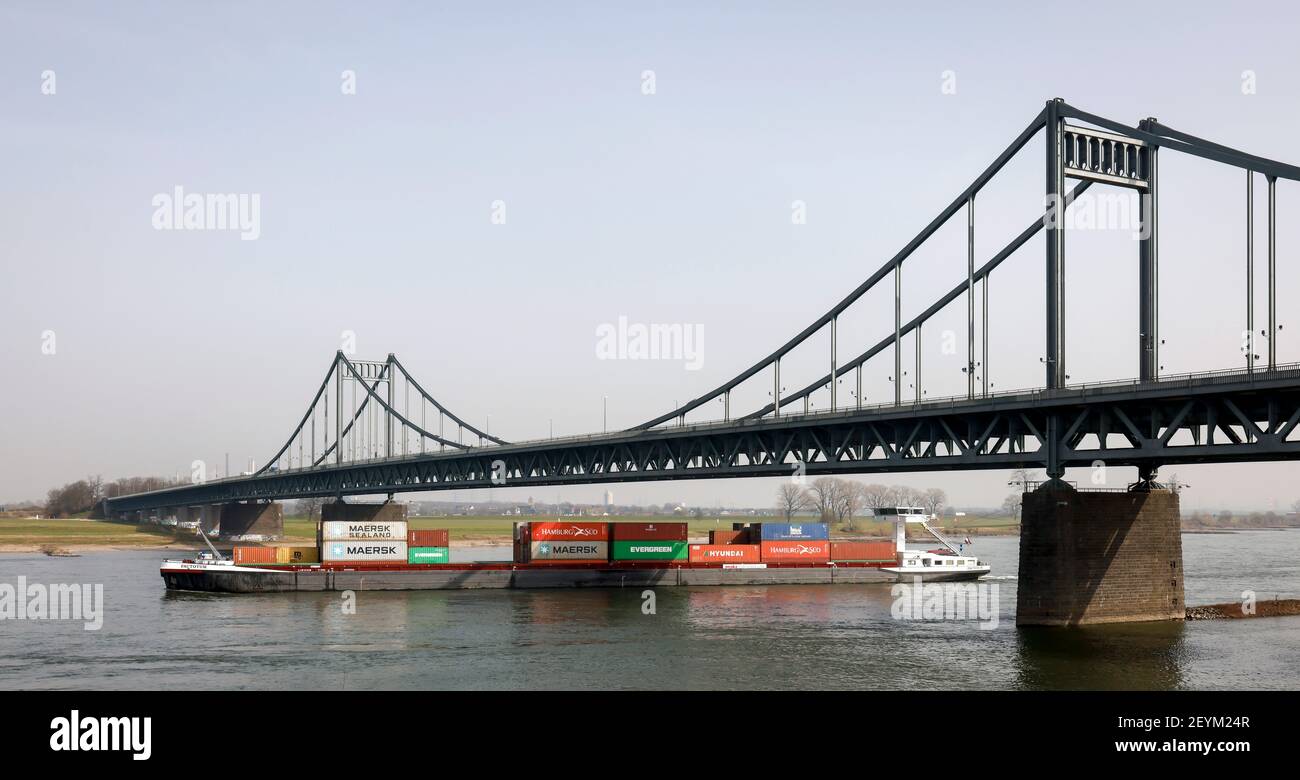 Krefeld, Rhénanie-du-Nord-Westphalie, Allemagne - un cargo traverse le Rhin sous le pont de Krefeld-Uerdingen au port de Krefeld. Banque D'Images