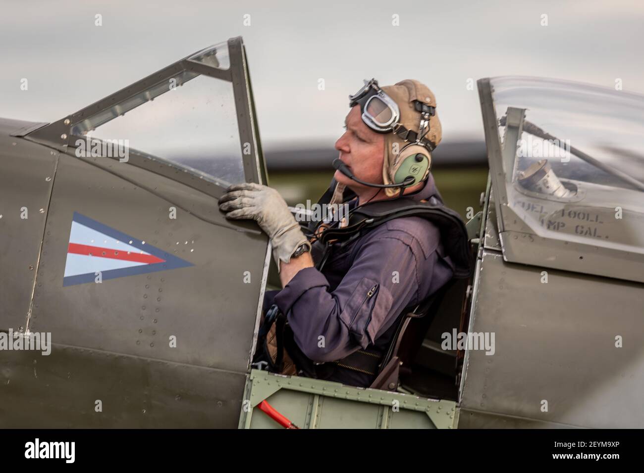 Pilote de l'avion JE-J (G-SVIT) Spitfire, terrain d'aviation de Duxford, Cambridgeshire Banque D'Images