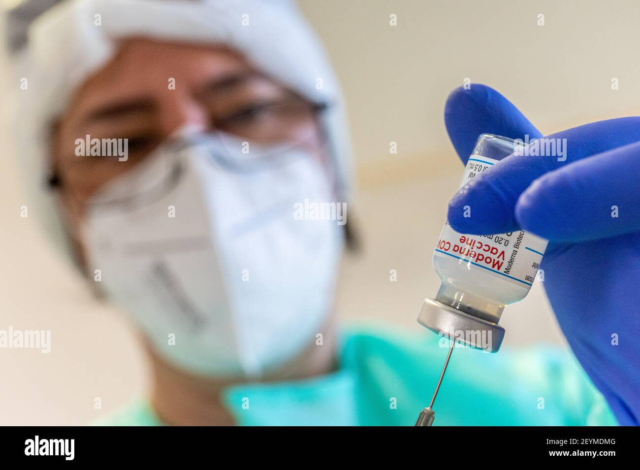 Ferrara, le 6 mars 2021. Une infirmière prépare une injection du vaccin anti-covid-19 Moderna à Ferrara, en Italie. Credit: Filippo Rubin / Alamy Live News Banque D'Images