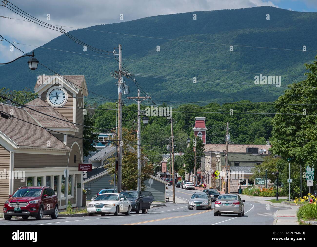 Vue sur la route 11 qui traverse le centre-ville de Manchester, Vermont, pendant les mois d'été. Banque D'Images