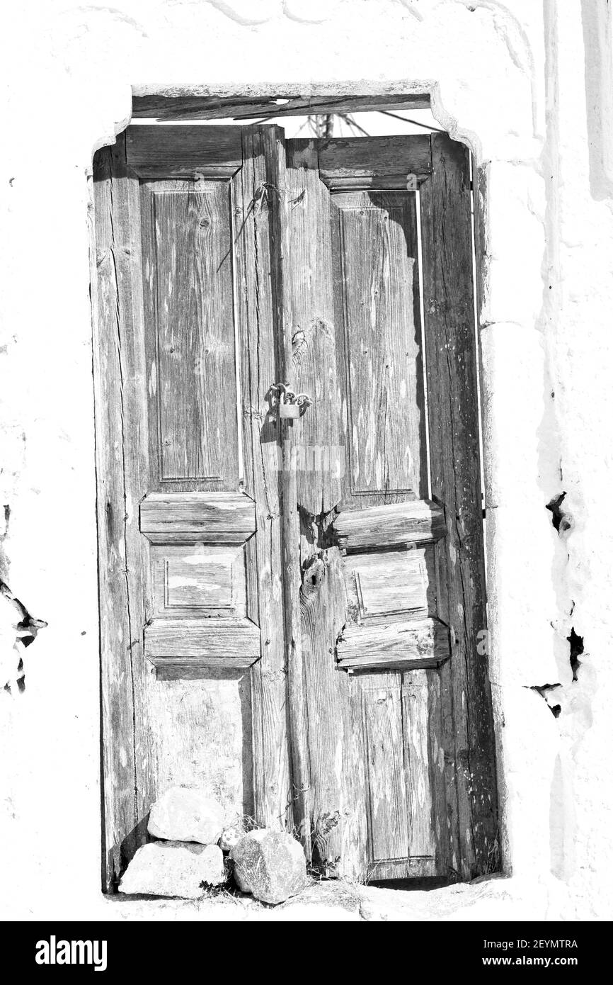 Porte bleue dans le village antique santorini grèce europe et blanc mur Banque D'Images