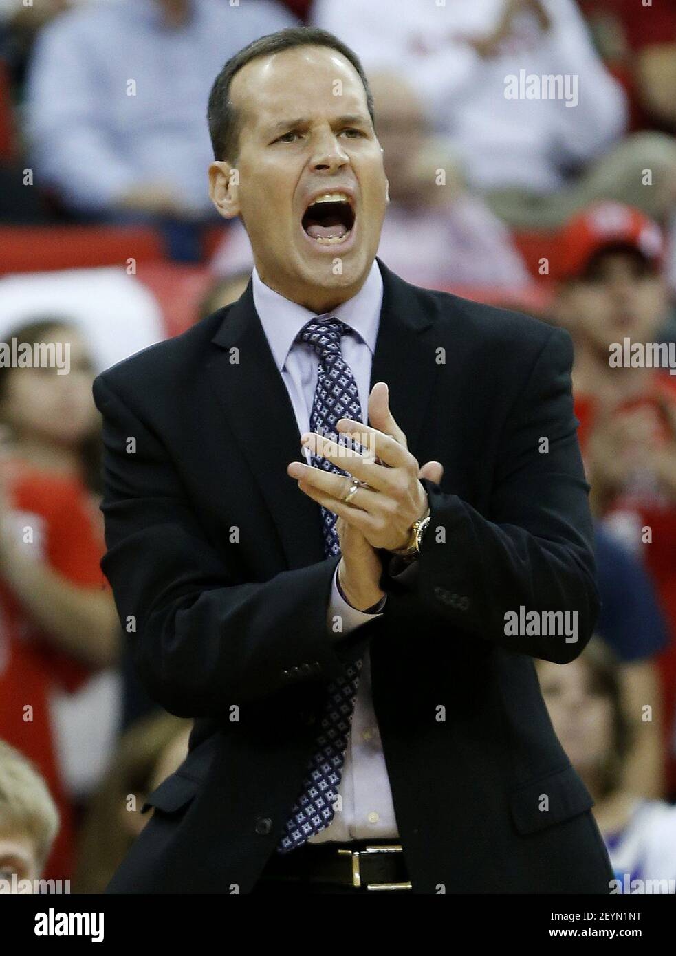 Chris Collins, entraîneur-chef de l'État de Caroline du Nord, encourage son équipe pendant la première moitié contre Northwestern à PNC Arena à Raleigh, N.C., le mercredi 4 décembre 2013. (Photo par Ethan Hyman/Raleigh News & observer/MCT/Sipa USA) Banque D'Images