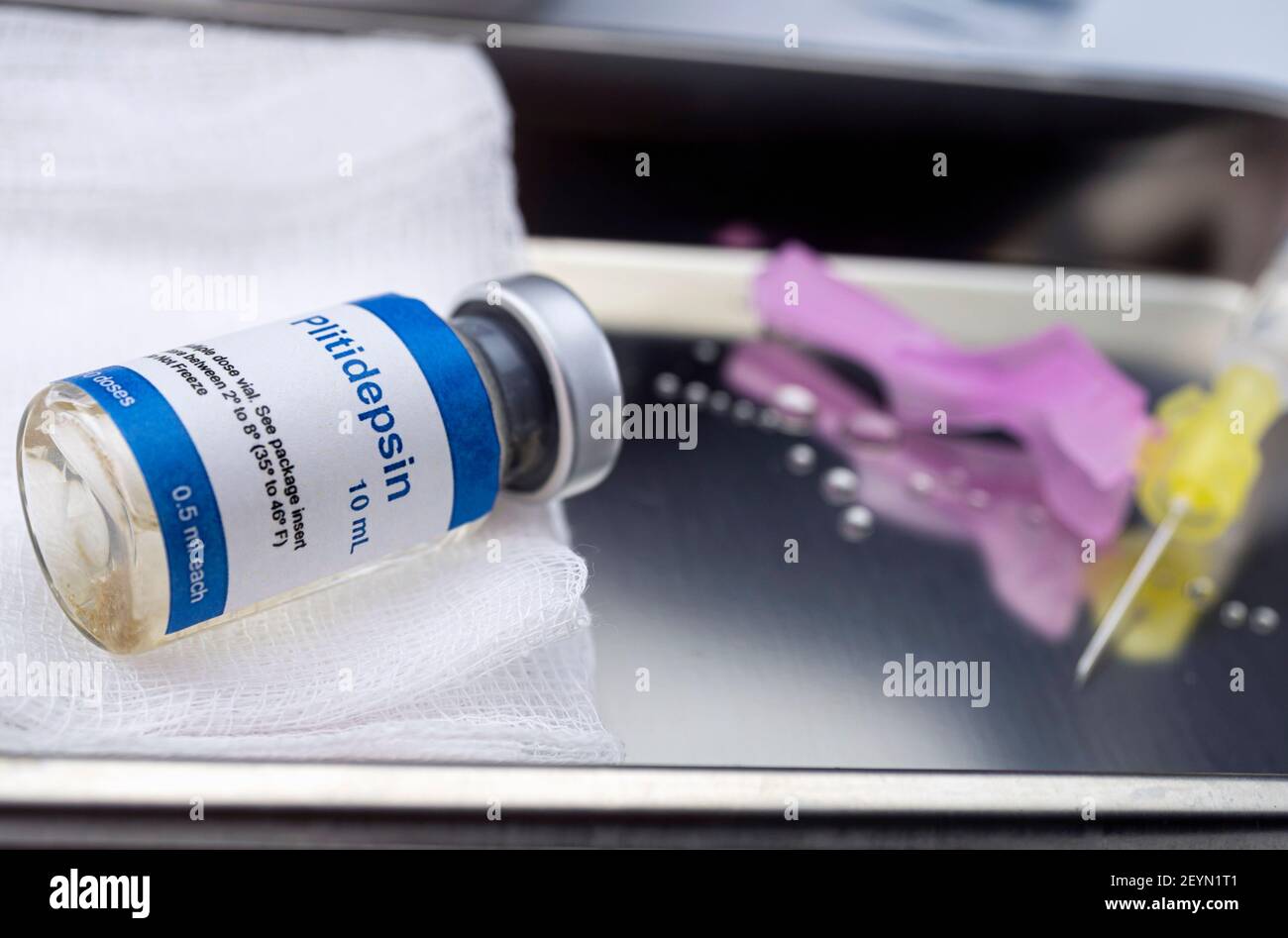 Flacon avec un composé chimique antiviral, la plitidepsine, cette formulation a une efficacité antivirale beaucoup plus puissante contre le SRAS-COV-2 que le seul antivir Banque D'Images