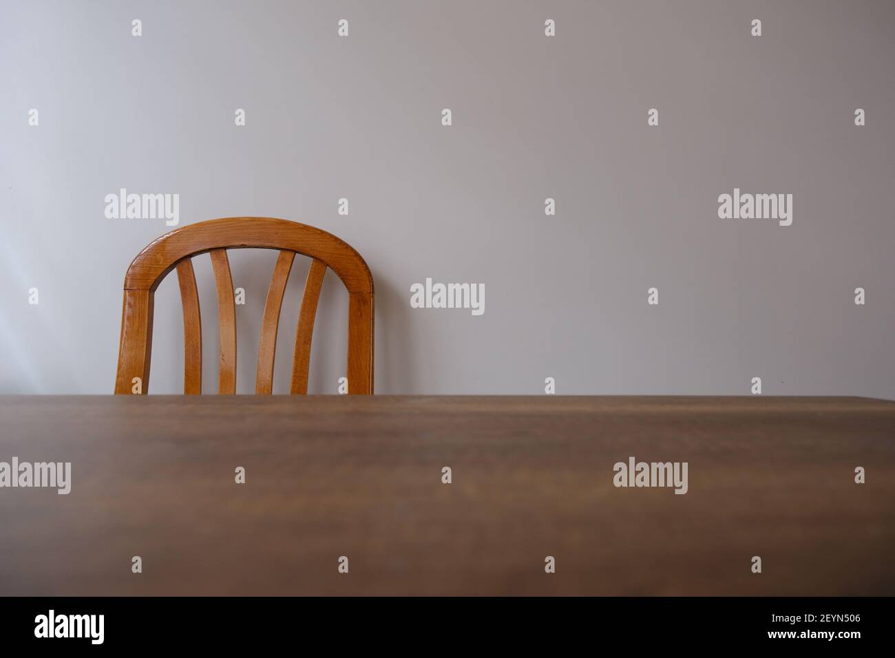 table ancienne, ancienne, rétro et vintage et partie supérieure de chaises en bois avec fond de mur blanc et beige. Banque D'Images